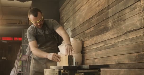 Tableros de corte hombre con sierra eléctrica, en un taller de carpintería — Vídeos de Stock