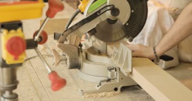 Zanaat bir tezgah elektrikli el aletleri ile çalışan adamdır