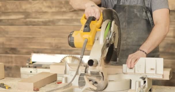 Man is ambacht werken bij een bank werk met elektrisch gereedschap — Stockvideo