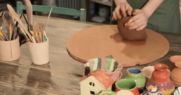 Доросла жінка-гончарка готує глину на столі — стокове відео