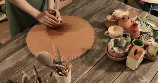 Adulto mestre oleiro feminino preparando o barro na mesa — Vídeo de Stock