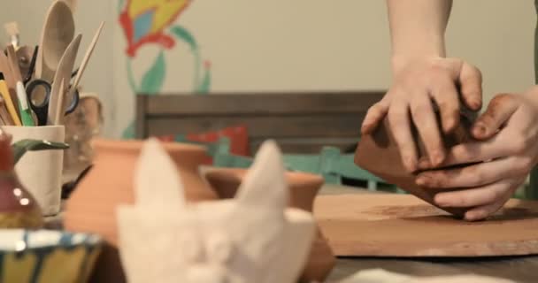 Dorosłych kobiet potter mistrza przygotowania gliny na stole — Wideo stockowe