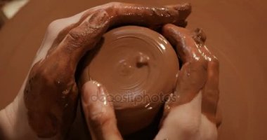 Kil potters tekerlek, üstten görünüm, yakından görmek çalışma el yakın çekim