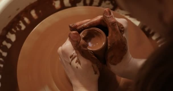 Close-up de mãos trabalhando argila na roda oleiros, Vista superior, close-up view — Vídeo de Stock