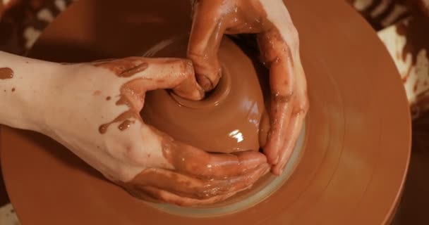 Närbild på händerna arbetar lera på keramiker hjul, ovanifrån, närbild — Stockvideo