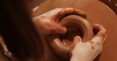 Kil potters tekerlek, üstten görünüm, yakından görmek çalışma el yakın çekim