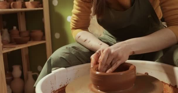 Primo piano delle mani che lavorano argilla sulla ruota dei vasai, vista da vicino — Video Stock