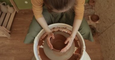Potters tekerlek, yakından görmek kil çalışma el yakın çekim