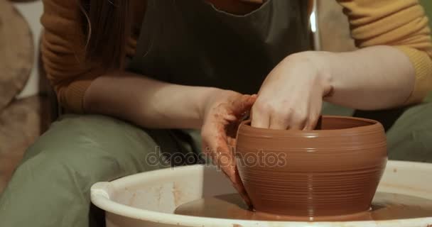 陶芸家のホイール、クローズ アップ ビューで粘土の作業の手のクローズ アップ — ストック動画