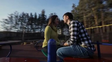 Romantik Çift sürme atlıkarınca birlikte