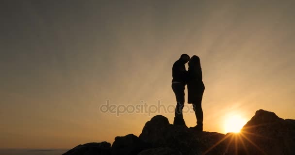 Silhouet van gelukkige paar kussen en genieten van zonsondergang samen op zoek in de toekomst met hoop — Stockvideo