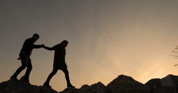 Dos van sobre rocas, contra un atardecer . — Vídeos de Stock