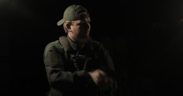 Soldat skott med en pistol — Stockvideo