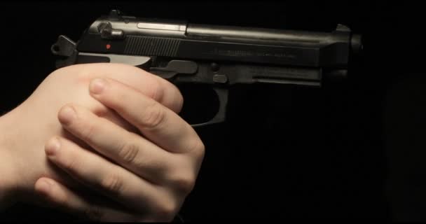 Soldato spara con una pistola — Video Stock