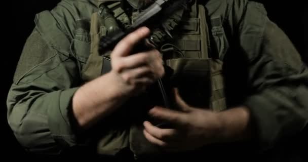 Soldado dispara una pistola, recarga un arma — Vídeo de stock