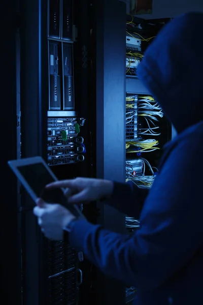 Veri güvenliği konseptinde genç bir hacker