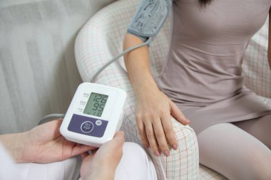 Doktor hastanın kan basıncını kontrol görüntü kırpılmış