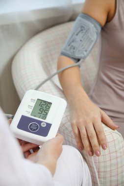 Görüntü Doktor hastaya tonometer basınç ölçme
