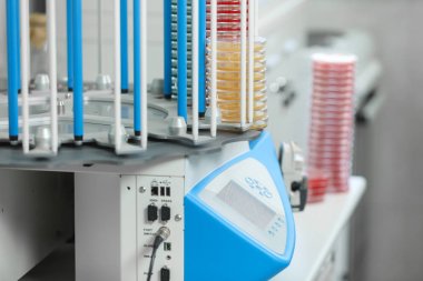 Tıbbi laboratuvar araştırma yürütmektedir