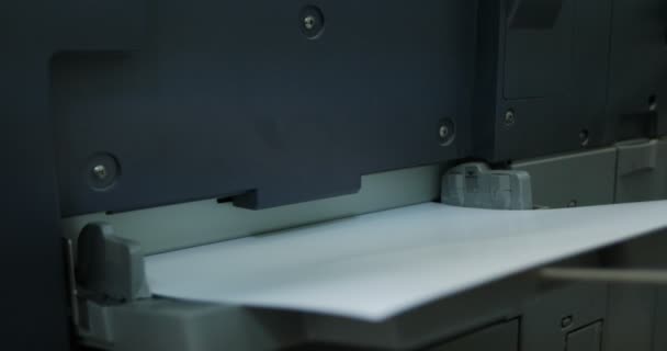 Печатная бумага оставляет принтер — стоковое видео
