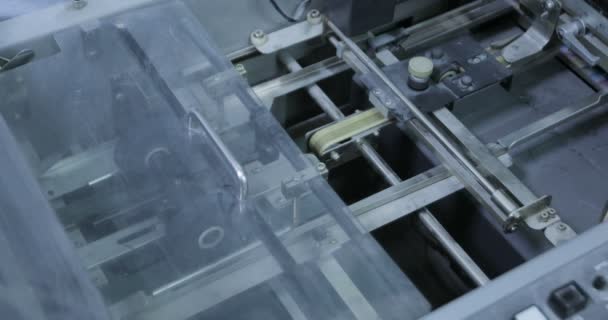 Falzmaschine faltet bedruckten Offsetbogen in Druckerei — Stockvideo