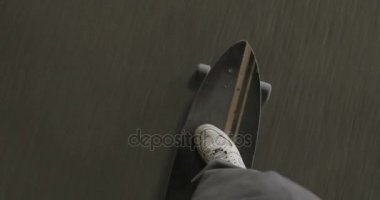 Bir longboard kişini. Yukarıdan görünüm: güverte ayağa