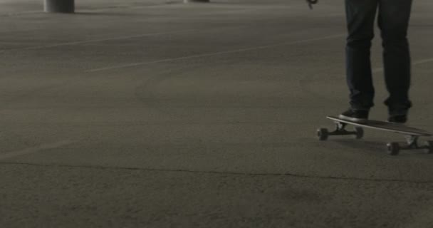 Nahaufnahme Skateboarder Junge reitet — Stockvideo