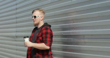 Longboard ile burada kalıp kahve içme genç adam
