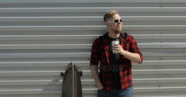 Longboard ile burada kalıp kahve içme genç adam