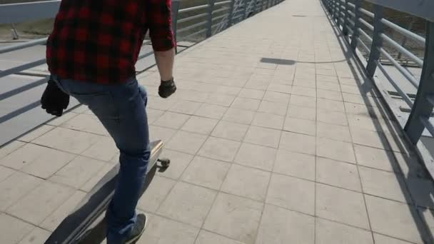 Cool guy su suo longboard skate oltre il ponte — Video Stock