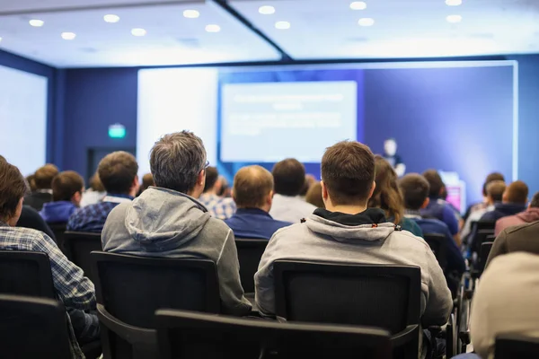 Konferans salonunun ya da seminer salonunun katılımcı arka planlı bulanık fotoğrafı