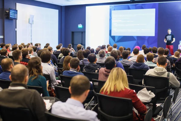 Referent hält einen Vortrag über wissenschaftliche Konferenz. Publikum im Konferenzsaal. Konzept für Unternehmen und Unternehmertum. — Stockfoto