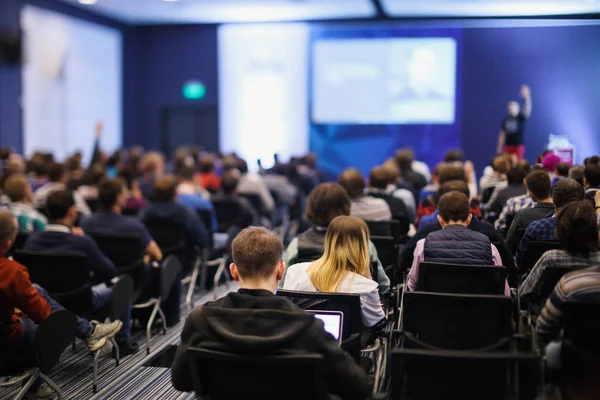 insanlar konferans Salonu'nda. arka görünüm