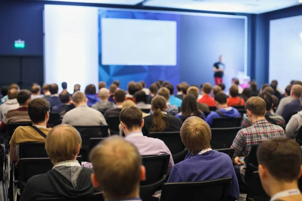 A konferencia Hall az emberek. nézet hátulról Stock Fotó