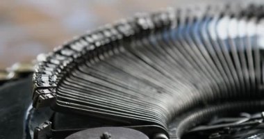 Yazarak. Daktilo metal türlerinde. Yakın çekim. Ayrıntı.