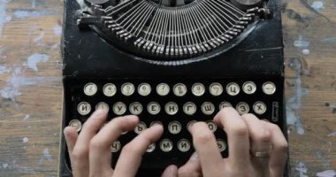 eski moda bir daktilo, klavyede yazarak parmak görüntülemek yukarıdan