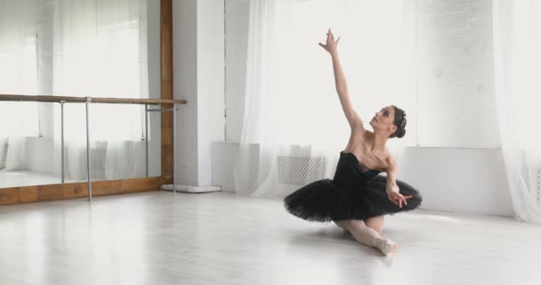 Gracieus meisje oefenen ballet in de studio — Stockvideo