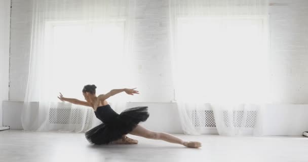 Chica elegante practicando ballet en el estudio — Vídeo de stock