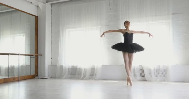 Půvabná dívka cvičit balet ve studiu