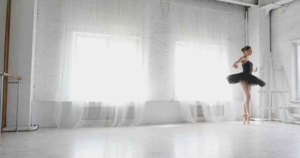 Ragazza graziosa pratica balletto in Studio — Video Stock