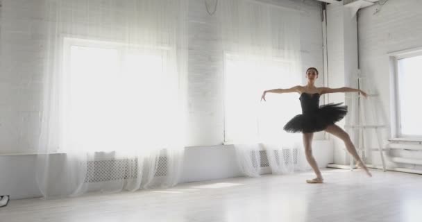 Chica elegante practicando ballet en el estudio — Vídeos de Stock