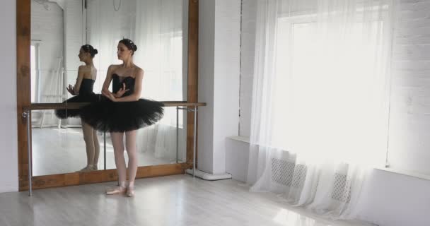 Chica elegante practicando ballet en el estudio — Vídeo de stock