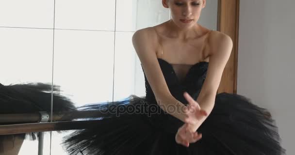 Витончена дівчина практикує балет в студії — стокове відео