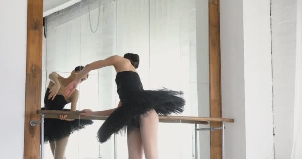 Gracieus meisje oefenen ballet in de studio — Stockvideo