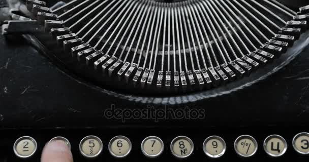 Máquina de escribir vieja mecanografía. Vintage. máquina de escribir que se utiliza por manos masculinas visto desde la parte superior, utilizando solo los dedos índice picoteo teclas . — Vídeos de Stock