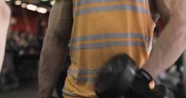 Spor vücut geliştirmeci genç adam zor eğitim kas egzersiz jimnastik salonu