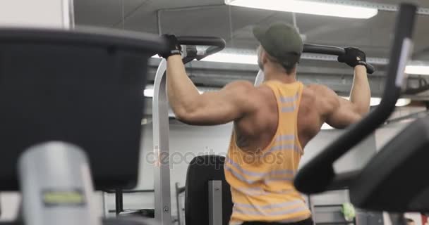 Sportovní kulturista mladík tvrdý trénink svalů cvičení v tělocvičně — Stock video