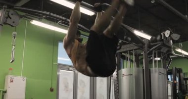 Spor, vücut geliştirme, yaşam tarzı ve insanlar kavramı - spor salonunda egzersiz yapma genç adam