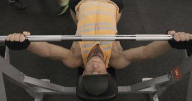 Spor vücut geliştirmeci genç adam zor eğitim kas egzersiz jimnastik salonu