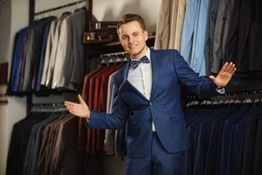 Ücretsiz ve onun tarzı rahat hissediyor. Tam takım yakışıklı genç adam